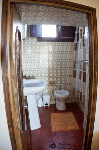 Bathroom 5, A Taverna Intru u vicu, Cosenza