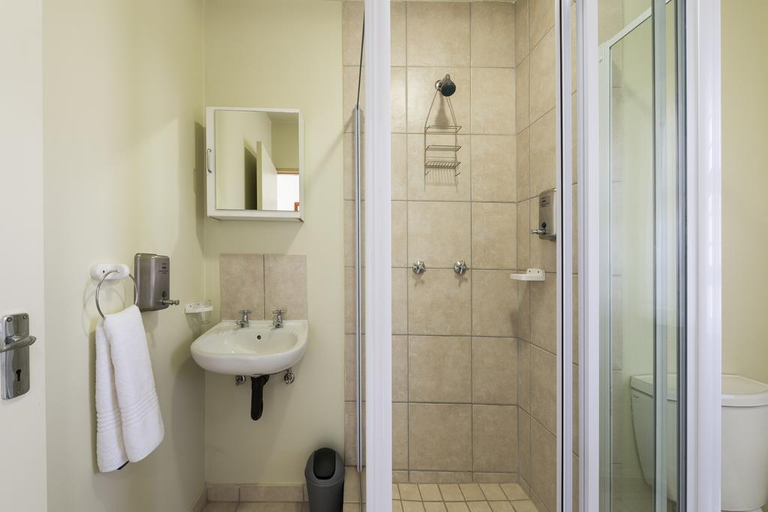 Bathroom 4, Kathu Inn, John Taolo Gaetsewe