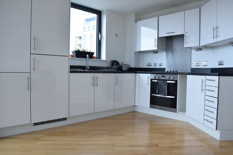 1 Bedroom Flat With a Balcony View of the Shard, London