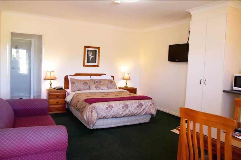 Bedroom 2, Maynestay Motel, Gunnedah