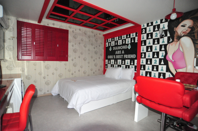 Sharp Hotel, Nam
