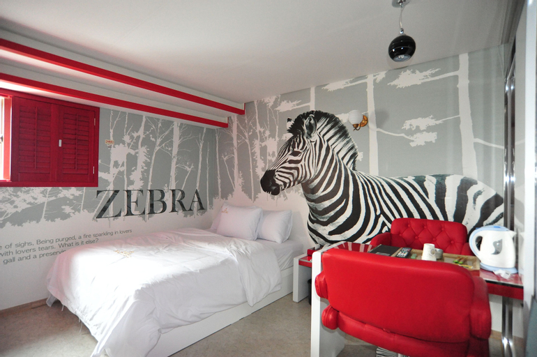 Sharp Hotel, Nam