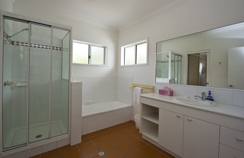Bathroom, Beachcomber Unit 2, Magnetic Island