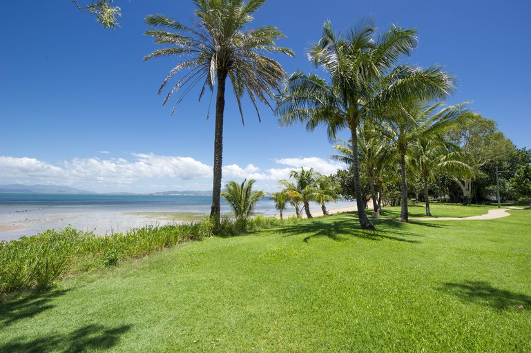 Others 5, Shipwreck Sands, Magnetic Island