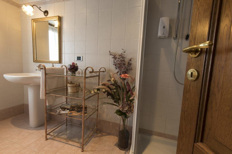 Bathroom 3, Le Jasmin, Aosta
