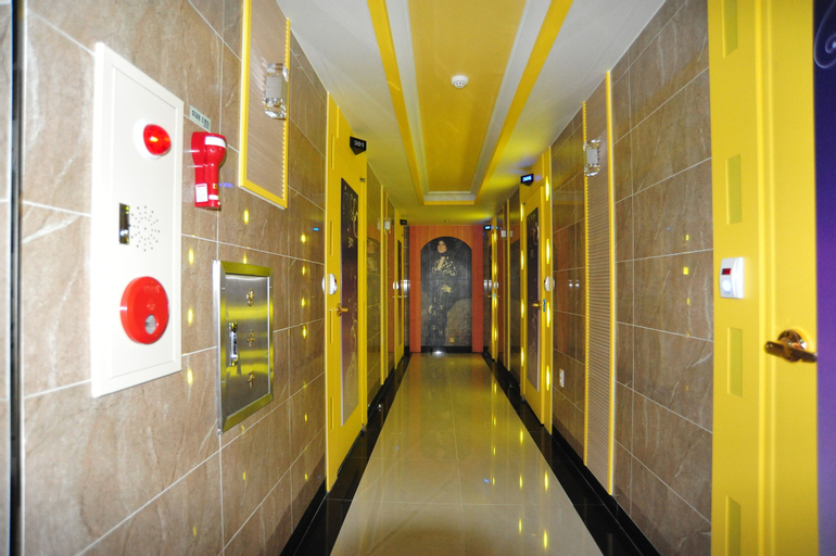 Sharp Hotel, Nam