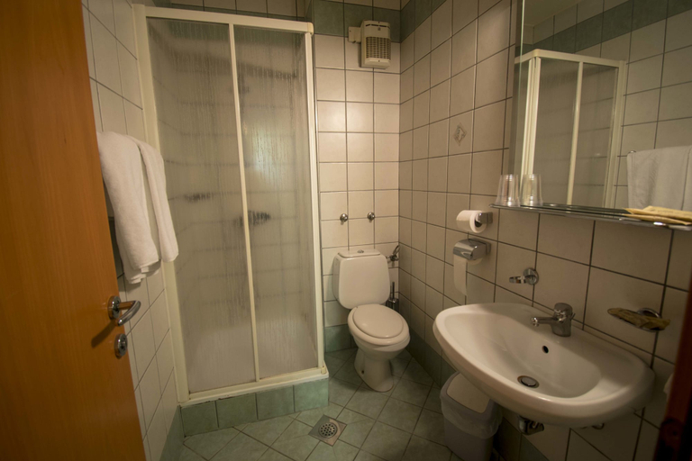 Bathroom 4, Hotel Tabor, Sežana