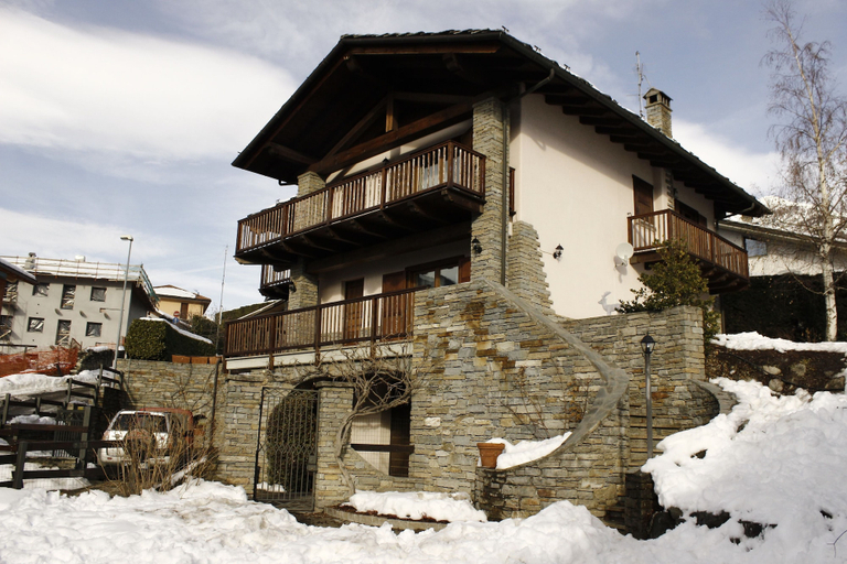 Exterior & Views