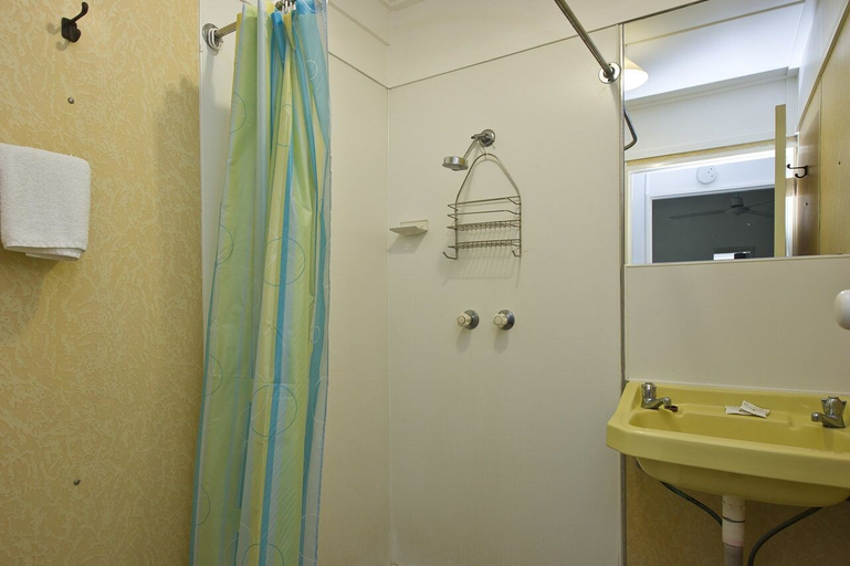 Bathroom 4, Kooyong Apartment 6, Magnetic Island