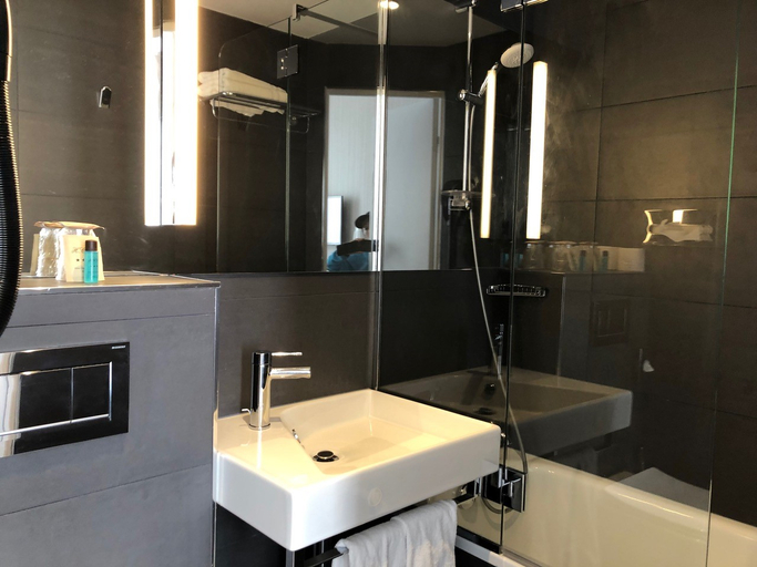 Bathroom 4, Charing Cross, Paris