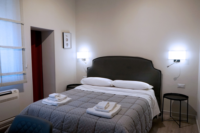 Bedroom 3, Re Di Smirne, Bari