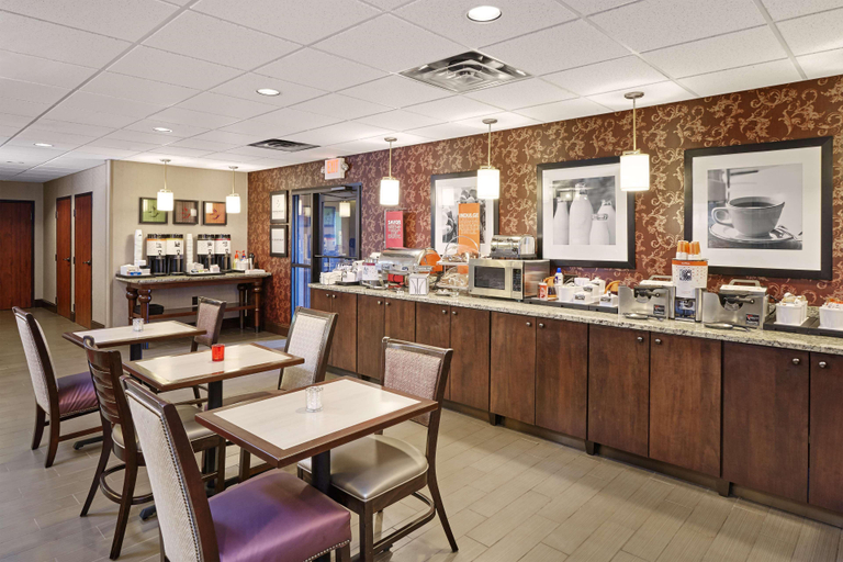 Food & Drinks 4, Hampton Inn Peoria-East At The River Boat Crossing, Tazewell