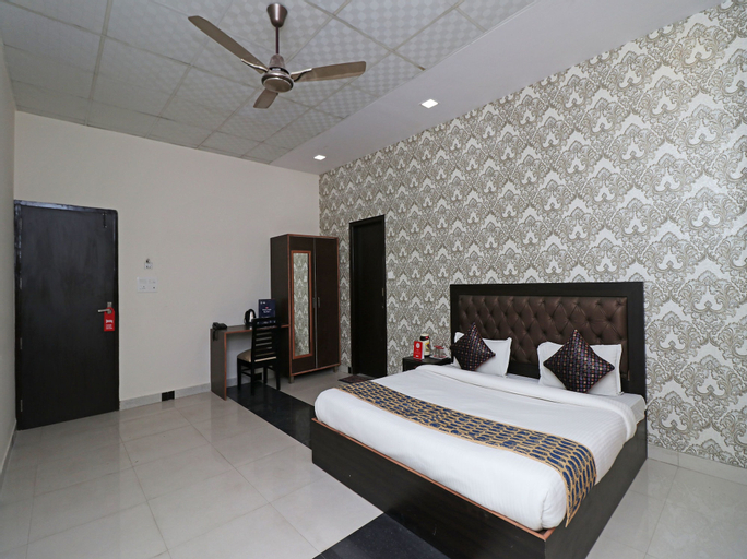 OYO 11717 Gold Star Suits, Faridabad