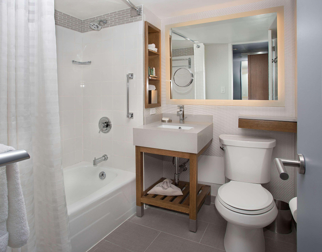 Bathroom 5, New York Hilton Midtown, New York