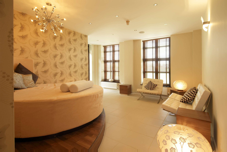 Bathroom 5, Hilton Puckrup Hall Hotel & Golf Course, Gloucestershire