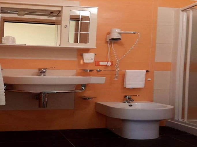 Bathroom 4, Amaryllis Hotel, Trapani