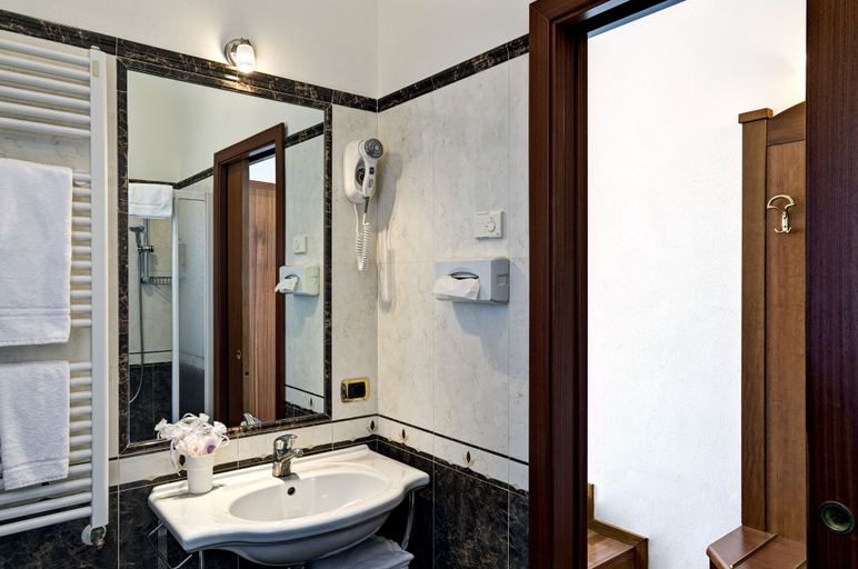 Bathroom 5, Beach Hotel Rosa, Verona