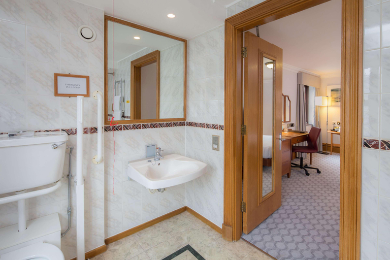 Bathroom 5, Hilton Puckrup Hall Hotel & Golf Course, Gloucestershire
