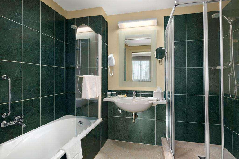 Bathroom 5, Hilton Garden Inn Rome Airport, Rome