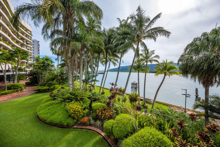 Hilton Cairns, Cairns
