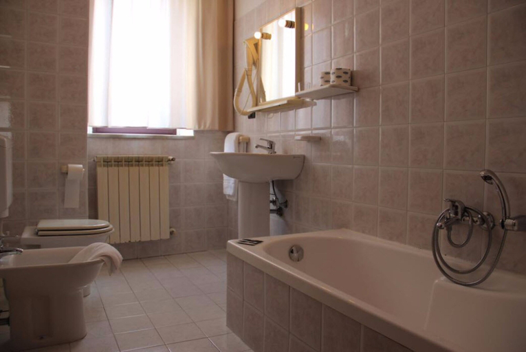 Bathroom 4, Demy Hotel, Massa Carrara