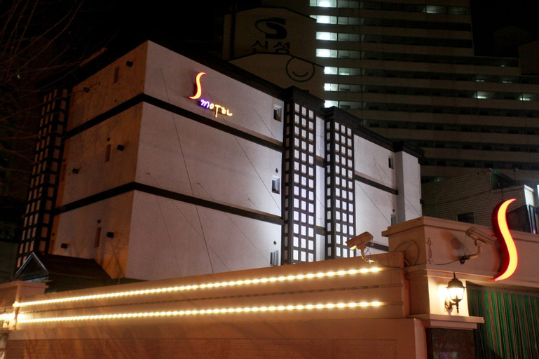 S HOTEL, Gandong