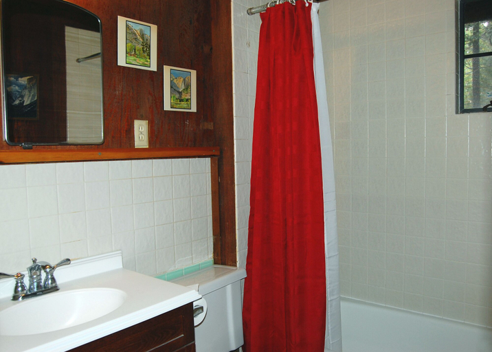 Bathroom 3, Heart of the Meadow, Mariposa
