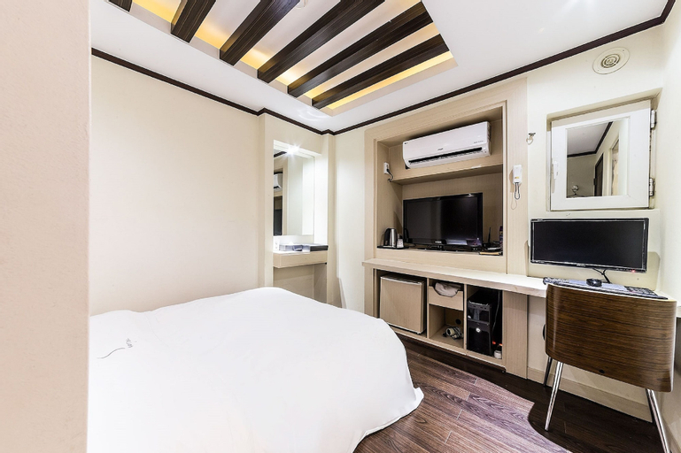 S HOTEL, Gandong