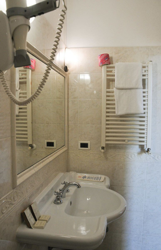Bathroom 4, Regina Margherita, Roma
