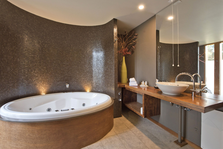 Bathroom 4, Hepburn Spa Pavilions, Hepburn - East