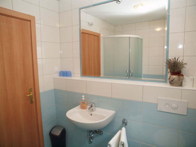 Bathroom 3, House Mimica, Omiš