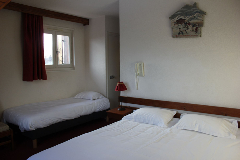 Bedroom 3, Hotel Les Charmilles, Puy-de-Dôme