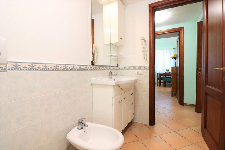 Bathroom 5, flowers apartments and rooms, Napoli