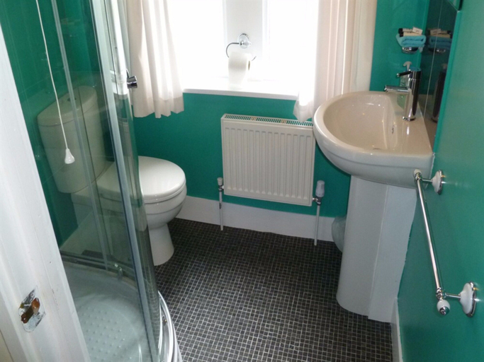 Bathroom 4, Greenlaw Guest House, Dumfries and Galloway