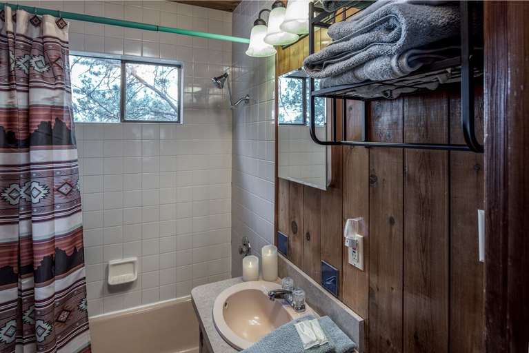Bathroom, 3 Bears Cabin - Two Bedroom Cabin, Lincoln
