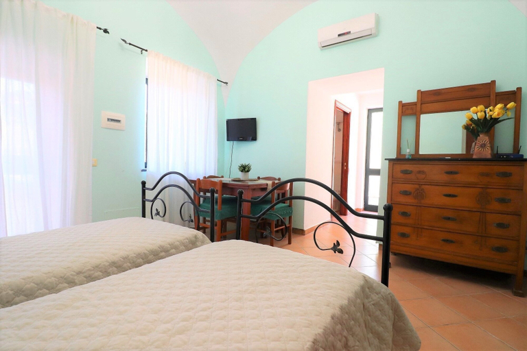 Bedroom 4, flowers apartments and rooms, Napoli