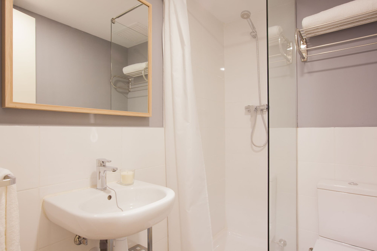 Bathroom 4, Click&Flat Europa Fira Apartments, Barcelona