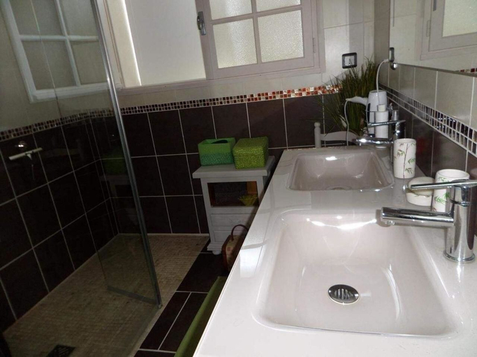 Bathroom 5, Les Puits Bessin Normandie, Calvados