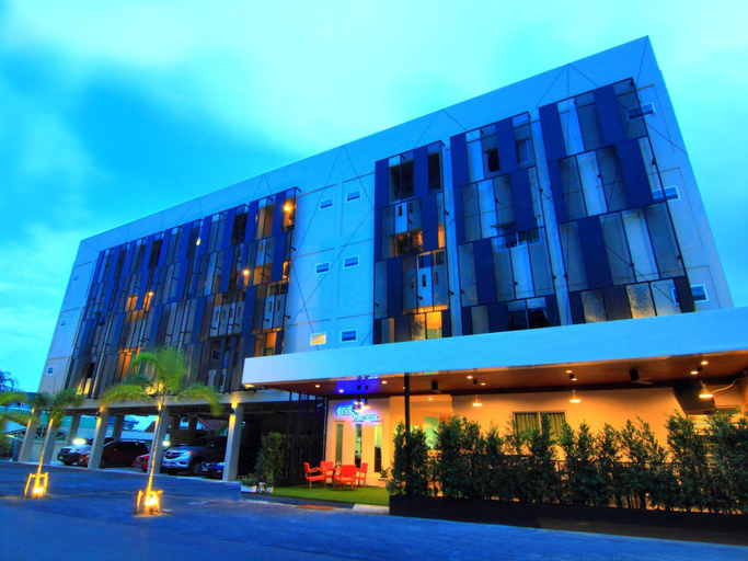 Exterior & Views 18