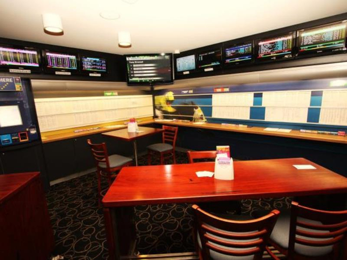 Food & Drinks 5, Pedens Hotel, Cessnock