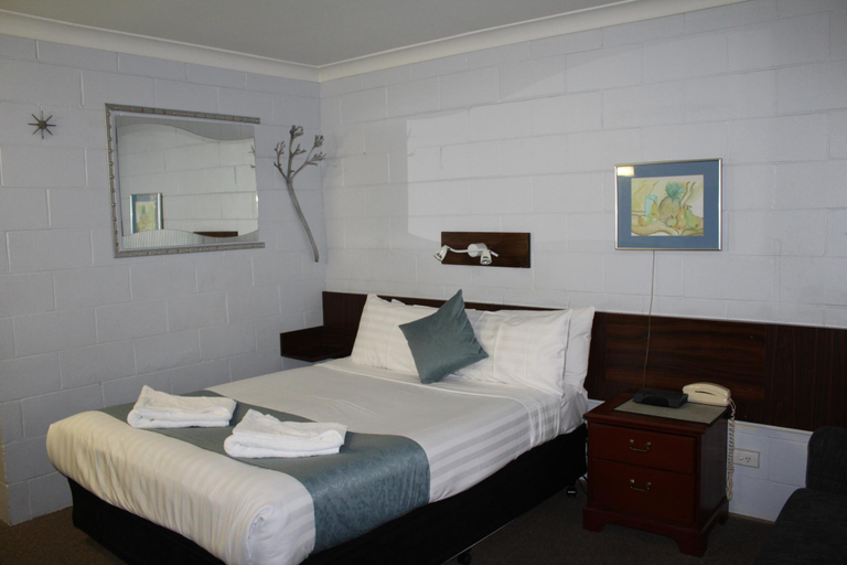 Bedroom 3, Matthew Flinders Motor Inn, Warrumbungle Shire