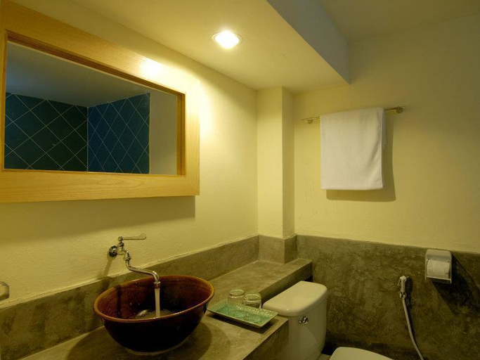 Bathroom 4, Jerung Hotel, Takua Pa