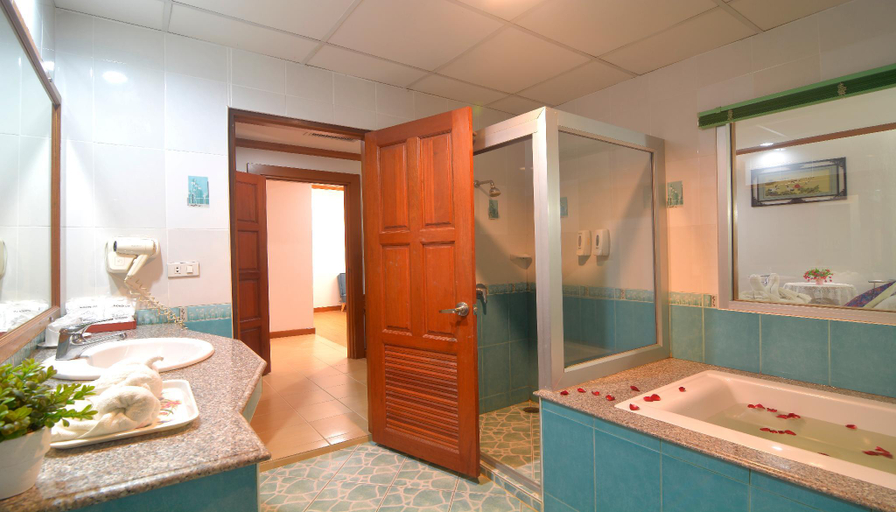Bathroom 4, Chumphon Gardens Hotel, Muang Chumphon