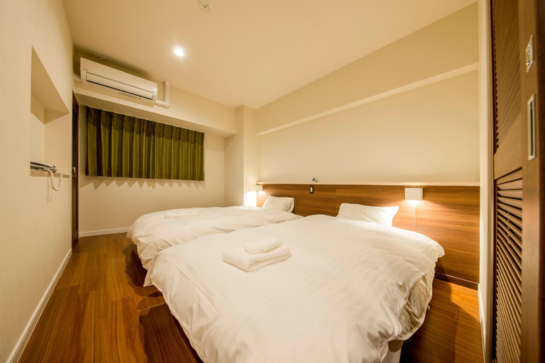 Bedroom 2, Lieta Nakayama, Nago