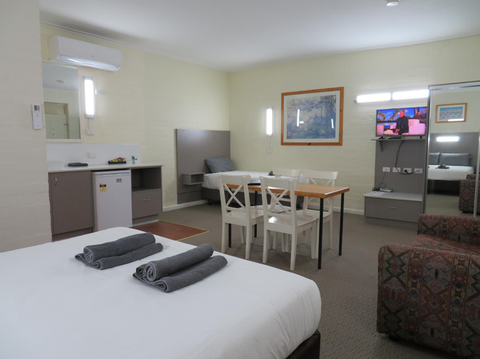 Bedroom 2, Bishops Lodge Narrandera, Narrandera