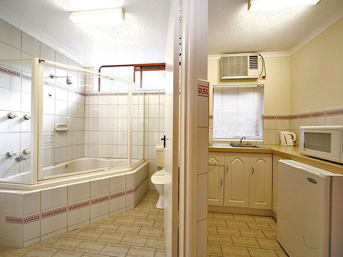 Bathroom 5, Lorne Coachman Inn, Surf Coast - West