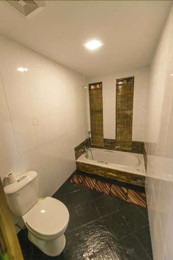 Bathroom 5, Hotel Queen Jamadevi, Mawlamyine
