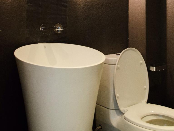 Bathroom 4, Beat Hotel Bangkok, Wattana