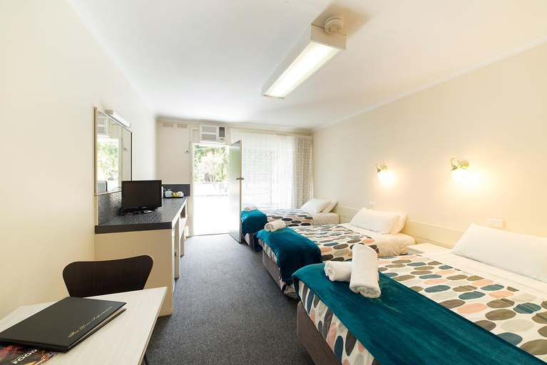 Bedroom 3, Gariwerd Motel Accommodation, N. Grampians - Stawell