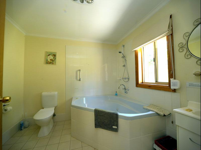 Bathroom 3, Riesling Trail and Clare Valley Cottages, Clare and Gilbert Valleys